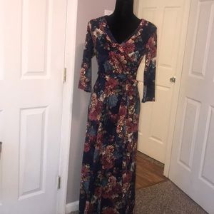 Beautiful floral maxi dress! NEVER WORN!